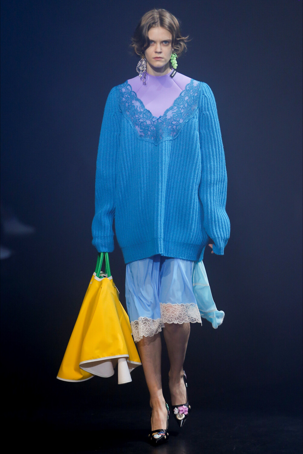 Balenciaga（巴黎世家）于巴黎时装周发布2018春夏系列