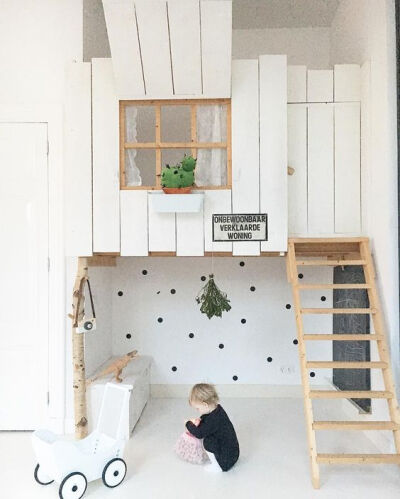 儿童房里的设计当然要充分发挥各种想象力，建造个小小的房子，让孩子开心得玩耍。