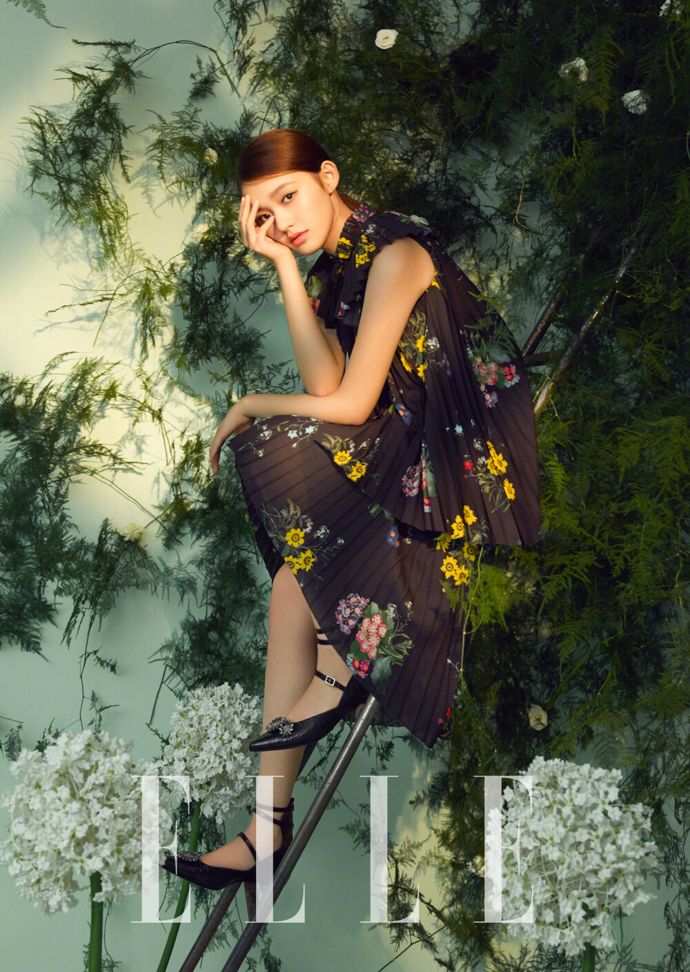 2017《ELLE 世界服装之苑》十月刊内页：林允（联名系列H&M x Erdem&ELLE繁花满布的合作系列✧(≖ ◡ ≖✿)）