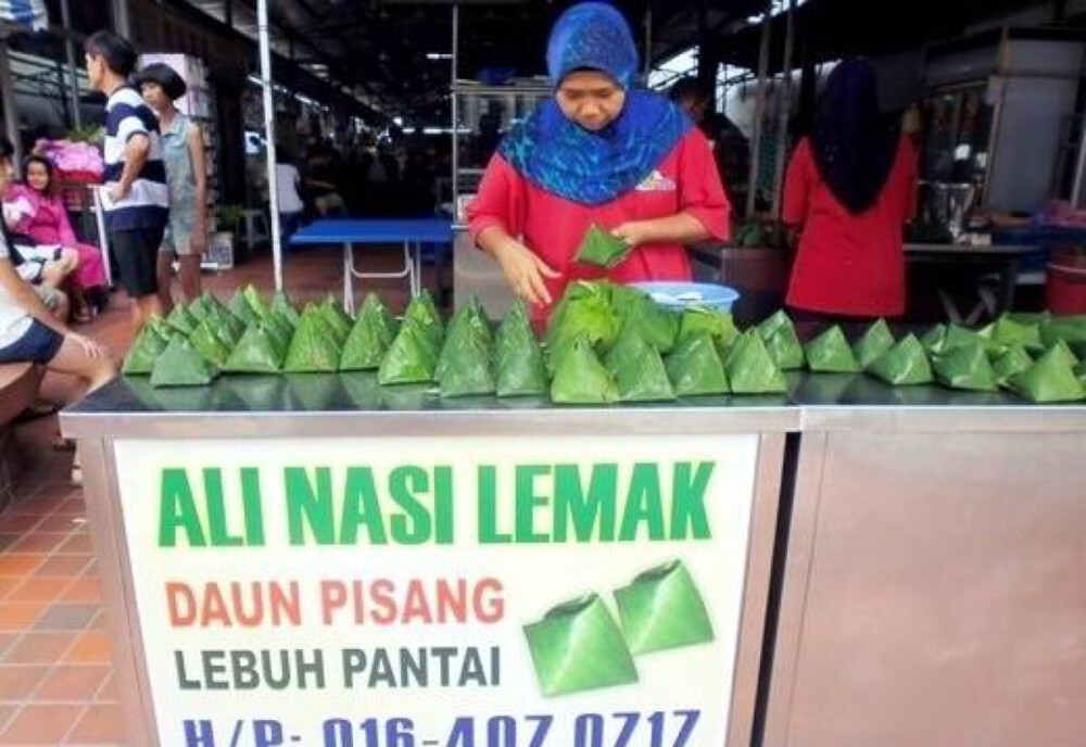 “阿里椰浆饭 (Ali Nasi Lemak)”
躺在香蕉叶臂弯的阿里表示很烦恼，因为鸡肉、鸡蛋、江鱼仔、叁峇都想要投入他的怀抱!
您快到位于Sri Weld小贩中心替阿里做选择! 立马乘搭CAT巴士在第4站- Imigresen下车，救救阿里吧！ 