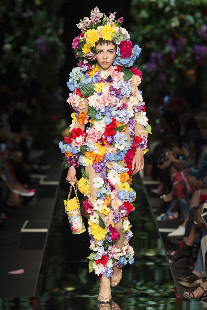 意大利时尚品牌 Moschino 2018 春夏高级成衣 本季设计师Jeremy Scott以身着糖果色芭蕾舞裙又闪烁机车锋芒的芭蕾舞者开启此次女装秀盛宴～