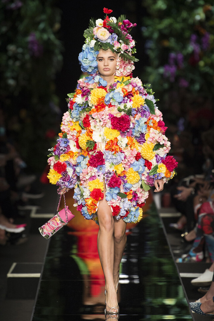 意大利时尚品牌 Moschino 2018 春夏高级成衣 本季设计师Jeremy Scott以身着糖果色芭蕾舞裙又闪烁机车锋芒的芭蕾舞者开启此次女装秀盛宴～