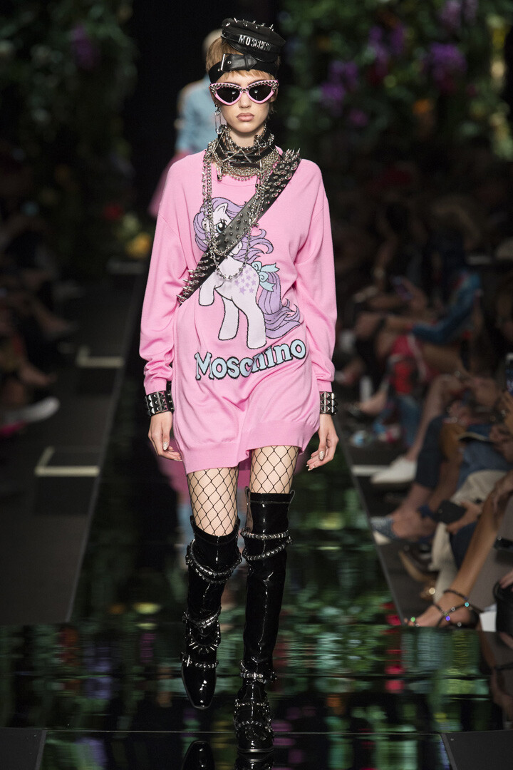 意大利时尚品牌 Moschino 2018 春夏高级成衣 本季设计师Jeremy Scott以身着糖果色芭蕾舞裙又闪烁机车锋芒的芭蕾舞者开启此次女装秀盛宴～