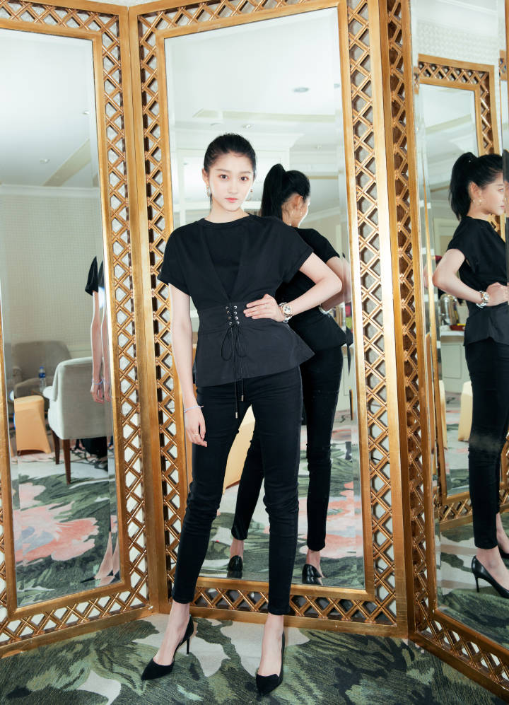 关晓彤 作为《甜蜜暴击》女主角方宇推荐新剧，参加2017爱奇艺iJOY悦享会