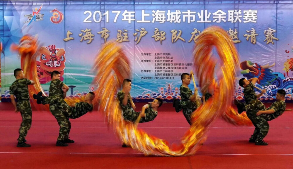 兵哥哥舞龙