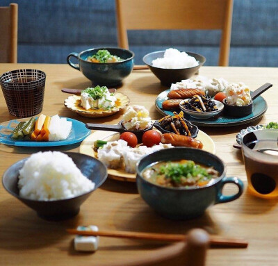 Takako是位美容师，对于家居也有自己的心得「料理、器、cafe大好き」的她，家里不同色彩的器具碰撞出欢快的氛围。 ???