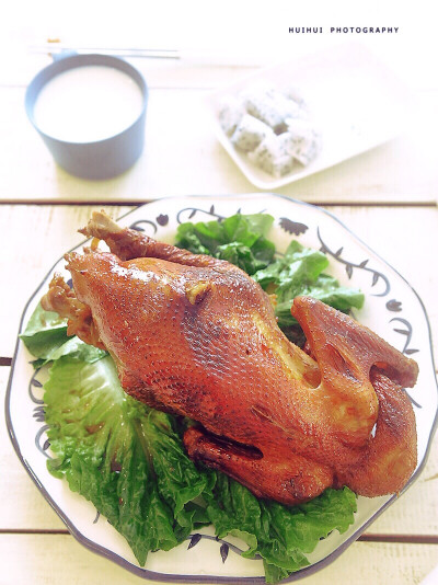 早安，今日早午餐：烧鸡+火龙果+花生浆。
今天的这只烧鸡，我一个人都能吃掉一整只！！食谱公众号回复176