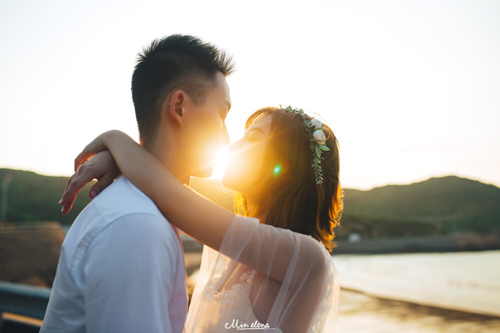 抓着暑假最后一天的尾巴，在海边放飞自我，皮肤被晒得通红；
虽然经常互怼，却掩盖不了满满的甜蜜和幸福。