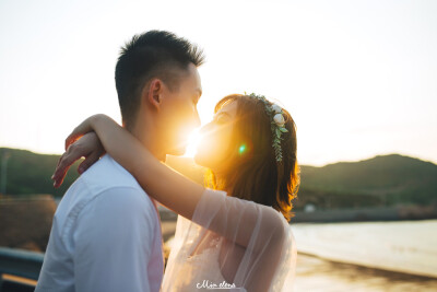 抓着暑假最后一天的尾巴，在海边放飞自我，皮肤被晒得通红；
虽然经常互怼，却掩盖不了满满的甜蜜和幸福。