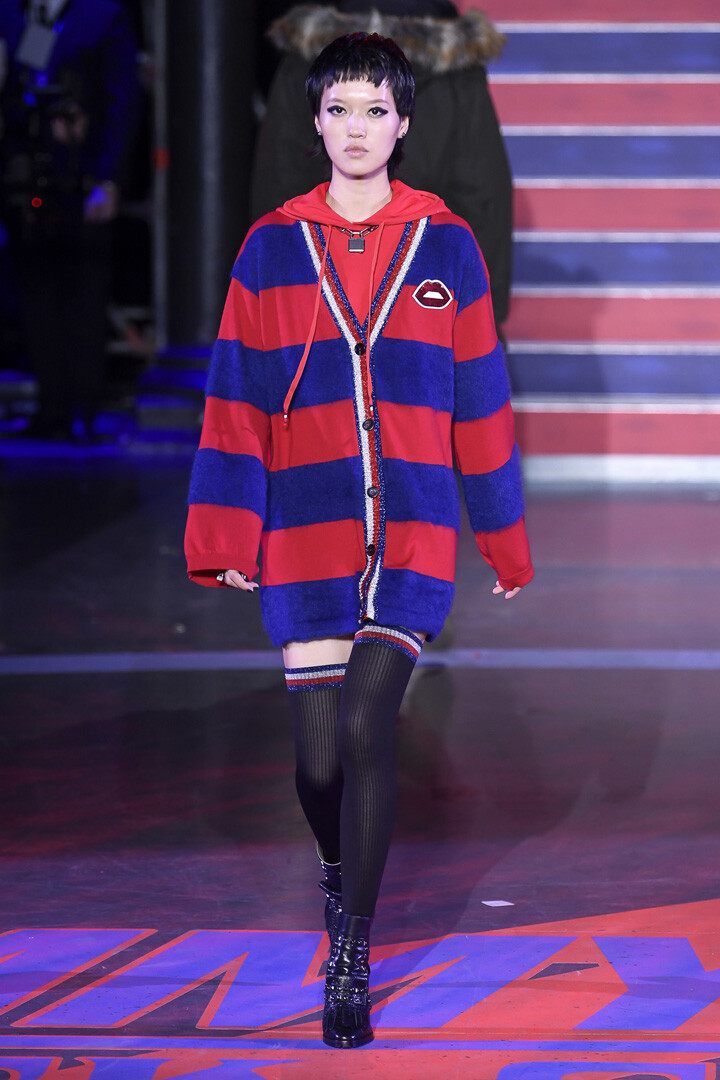 美国时尚品牌 Tommy Hilfiger 于伦敦摇滚殿堂Roundhouse 发布2017秋冬TOMMYNOW“ROCKCIRCUS（摇滚马戏团）”沉浸式体验时装秀。本次时装秀的灵感，源自Tommy Hilfiger先生一直深爱的摇滚乐，散发着清新前卫的迷人魅力与怀旧气息～