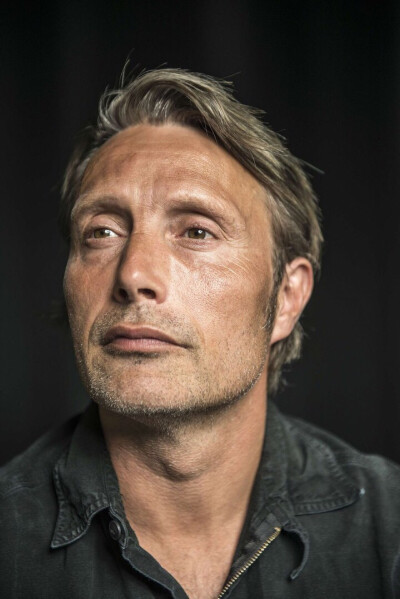 Mads Mikkelsen Photoshoot by Søren Bidstrup (Outtakes)。图源madsmikkelsen吧吾爱唐泽