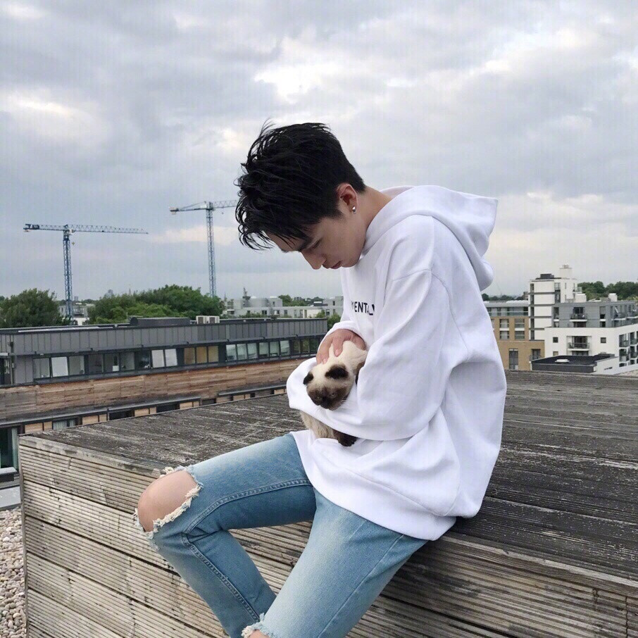 79许魏洲男生头像干净