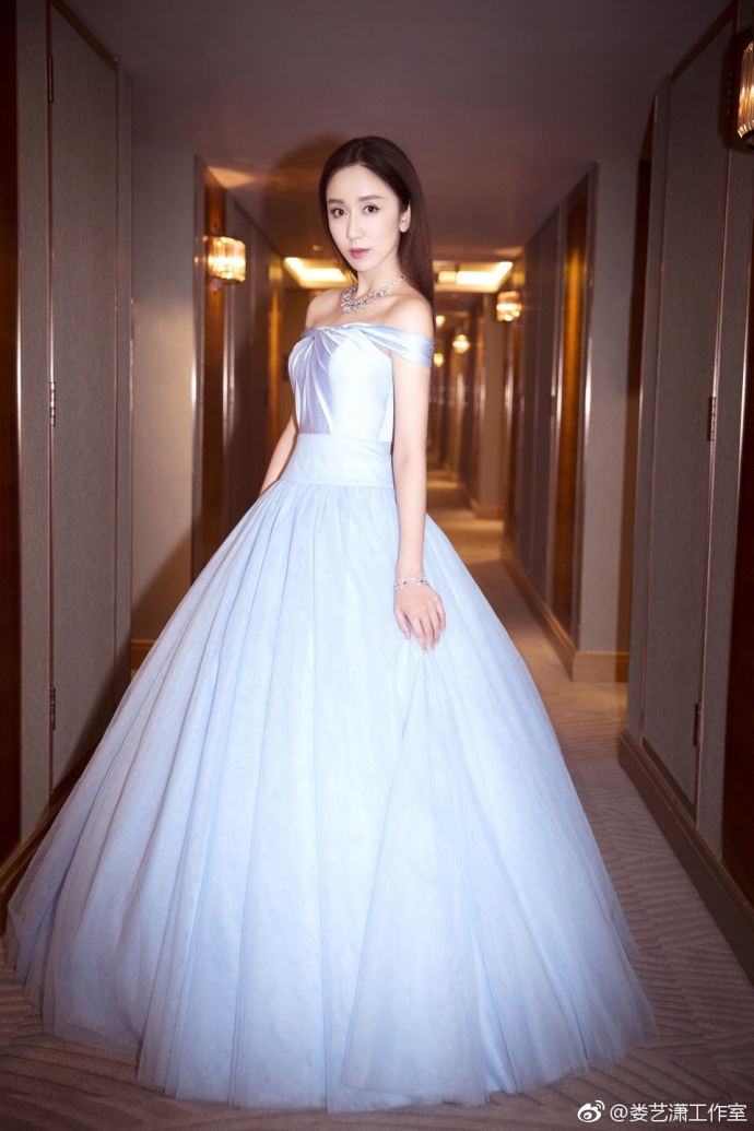 娄艺潇 亮相2017网易时尚跨界盛典，获“最具突破女演员”奖