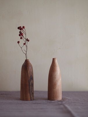 追求精致生活的人怎么能放弃提升生活幸福指数的花瓶呢！木质花瓶能为空间带来别致韵味。