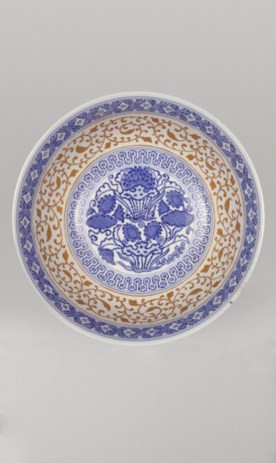 青花描金缠枝花卉盘