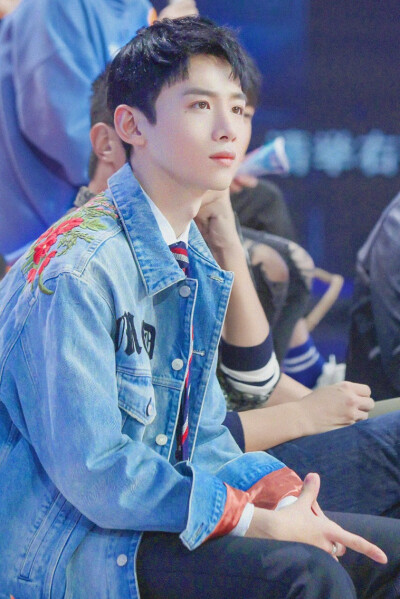 白敬亭 cr:兔牙不肥