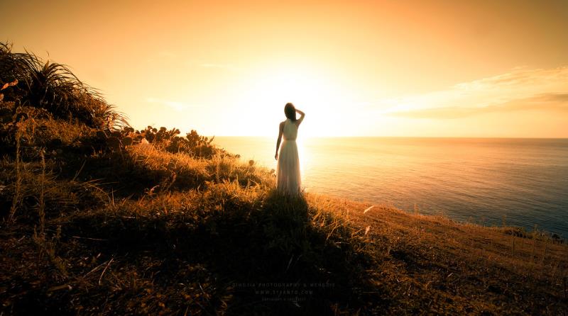 《The Light Within》-这是我们从涠洲岛暮崖拍的第一张照片！！悬崖边上长满了仙人掌。这里的景色特别的壮观！岛上观日落的最佳地方之一。前两天都阴沉沉的，直到我们开始拍摄！大自然母亲开始眷顾着我们！出境模特：安安。行走在路上的阿卡.Carson。