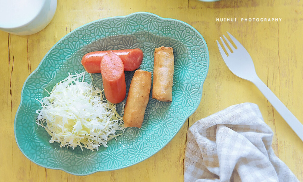 早安，今日早餐：红豆葡萄干吐司+炸春卷+烤香肠+奇异果+燕麦浓浆。
炸春卷做法：公众号回复56查看食谱。