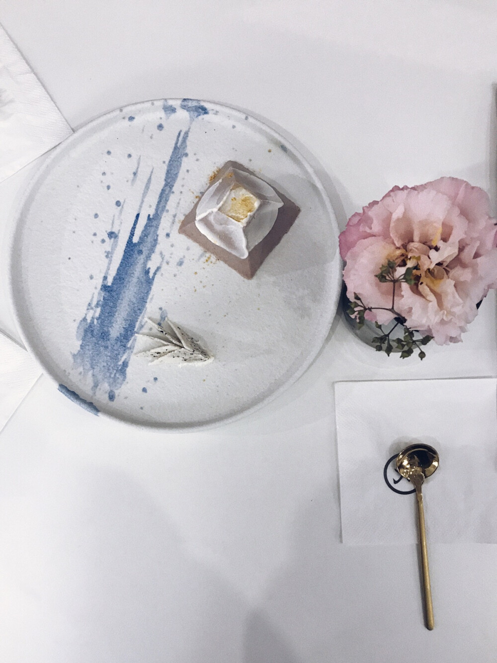 周末在@宇甜品 吃了set menu“青泽岸”。
蛮喜欢“此刻富士正黎明”。红豆被做成富士山的样子配上淡奶油,不会很甜香香的很好吃。据说甜品+摆盘的灵感来源是葛饰北斋《富岳三十六景》中的“山下白雨”,真的有点神似哦。
整个set menu都是根据日本艺术作品设计和命名,有用心。我吃完还和店里的麋鹿合影了。