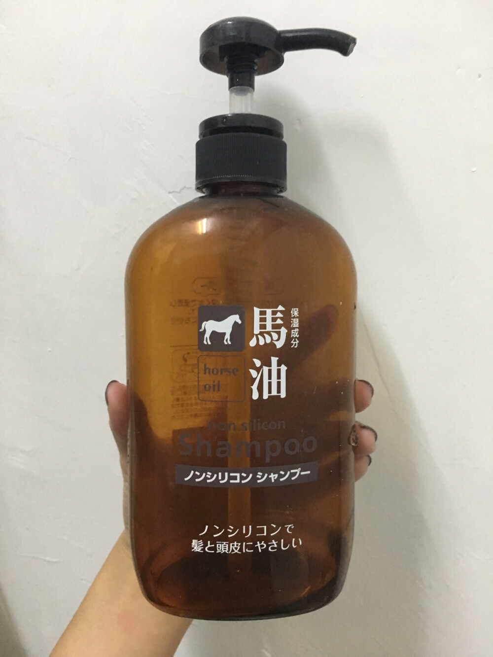 cm-de 熊野马油洗发水（600ml） 平价无硅洗发水，很清淡的香味，透明啫喱状，起泡容易，泡泡量丰富，应该属于传说中的洗的“干净”的那种洗发水，洗完头发会有点涩，并不能缓解掉发，有兴趣的可以试下，但不算很推荐，因为表现平庸…