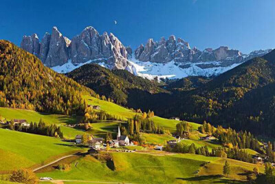 南蒂罗尔
意大利
南蒂罗尔是意大利的一个省，位于意大利境内与奥地利交界，雪山、草地、枫林于一身的它常年吸引着来自世界各地的人到此游玩。