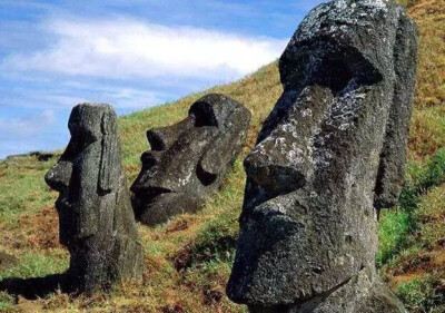 复活节岛
智利
复活节岛位于东南太平洋上，现属智利共和国的瓦尔帕莱索地区，是东南太平洋上一个孤零零的小岛，岛上有最大的巨型石像群，奇怪又神秘。