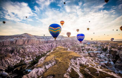 卡帕多奇亚
土耳其
自然的伟大力量锻造出了世上独一无二的神奇地貌，一个个为了观赏地貌而升起的热
气球成为点睛之笔，完成了这个世界闻名的场面