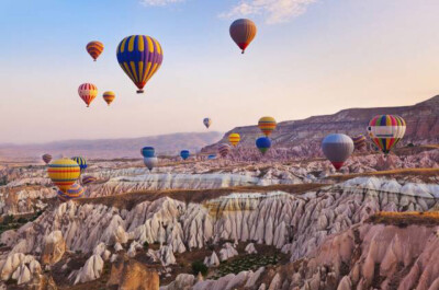卡帕多奇亚
土耳其
自然的伟大力量锻造出了世上独一无二的神奇地貌，一个个为了观赏地貌而升起的热
气球成为点睛之笔，完成了这个世界闻名的场面
