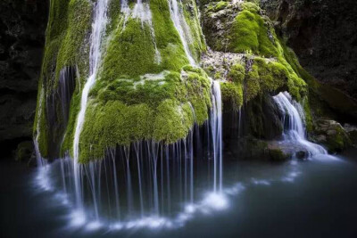比加尔瀑布
罗马尼亚
比加尔瀑布坐落于罗马尼亚卡拉什-塞维林县阿尼纳山脉的丛林之中，“半山垂下水晶帘，疑是银河落九天”可以最好的描述这个瀑布。