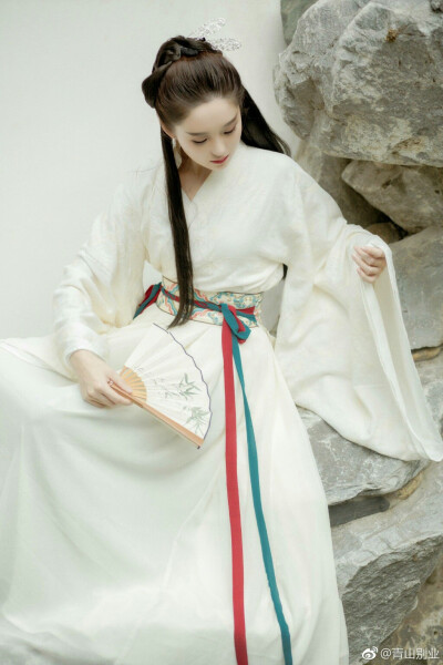 
石榴半吐红巾蹙。待浮花、浪蕊都尽，伴君幽独。