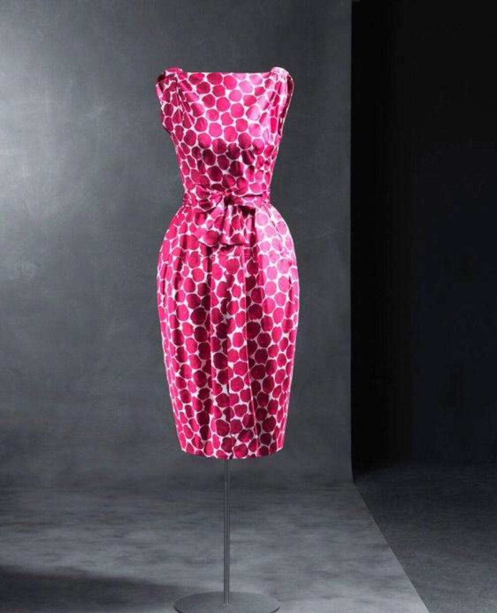 郁金香裙,通常在腰间打褶,上大下小,使下身轮廓如覆杯状的裙子.