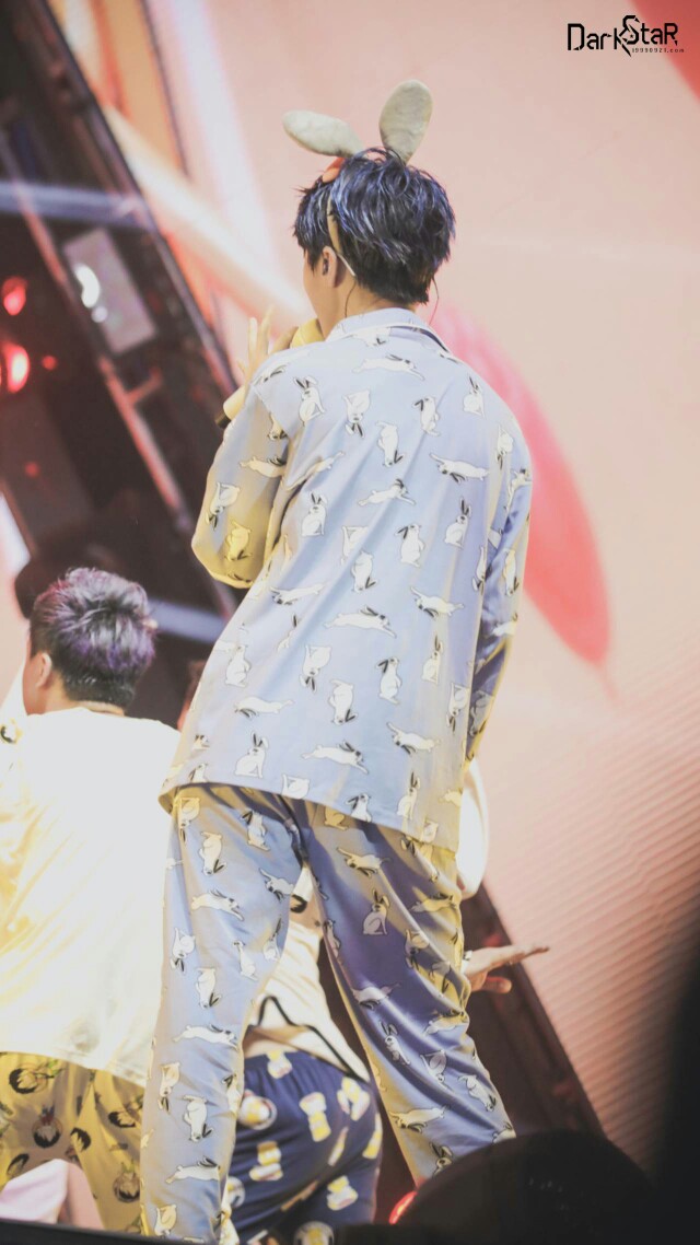 王俊凯 170811 四周年演唱会【愿你双眼始终清澈，愿你步履永远轻盈，每当有风雨经过，愿你总守得住站得稳，愿你实时满心欢喜，愿你歌声传唱不歇，愿你交的都是知己好友，愿你有自持而节制的华丽，沧海桑田后依旧乘风破浪，尘埃落定后依旧炙热欢畅，愿如梁上燕，岁岁常相见。】