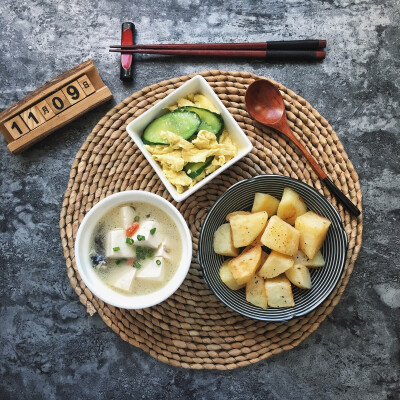 2017.11.9早餐记录:鱼头豆腐汤+土豆+鸡蛋炒黄瓜