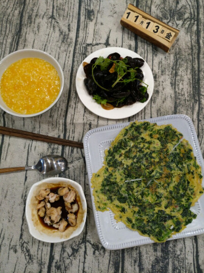 南瓜小米粥+凉拌木耳+菠菜蛋饼+鲜虾