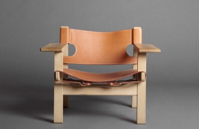 北欧家具设计在二战之后风靡全球，众星璀璨。其中，Arne Jacobsen、Borge Mogensen、Finn Juhl和Hans J. Wegner被誉为丹麦四大巨匠。今天要和大家一起来认识与分享布吉·莫根森一件作品：《Spanish Chair》 ​​​​
