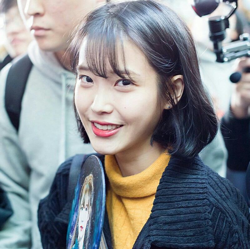 笑。IU