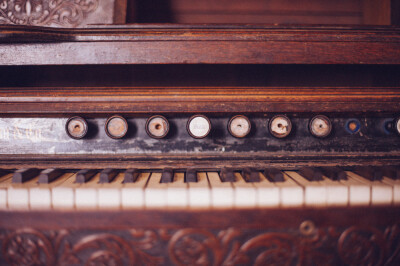 Public Domain Images – Old Organ Piano Black and White Keys Vintage Wood Rustic