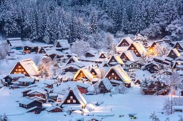 五崮山合掌村（日本 ）隐世而独立的世遗童话小村是日本富山县有一个古老的小镇，冬天的样子就像在童话里的模样，它被喻为“冬日的童话村”，也因此被列入世界文化遗产。隐世而独立的世遗童话小村
日本富山县有一个古老的小镇，冬天的样子就像在童话里的模样，它被喻为“冬日的童话村”，也因此被列入世界文化遗产。
