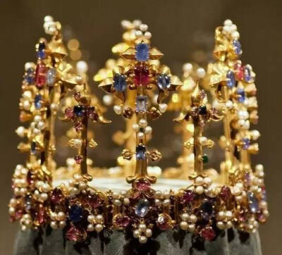 帕拉丁皇冠是现存最古老的英国王冠。1370年，据说是由英格兰国王理查二世的配偶，波希米亚的安妮皇后带来的陪嫁。由黄金 、珐琅 、蓝宝石 、红宝石 、绿宝石、钻石和珍珠制作而成。