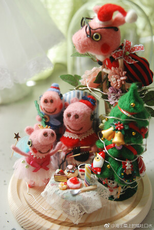 第一次用羊毛毡做了小场景，大热动画——小猪佩奇圣诞夜材料：羊毛毡，食玩，干花 ​​​​