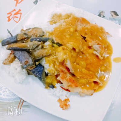 这个...学校食堂的鸡扒饭，咖喱汁不错