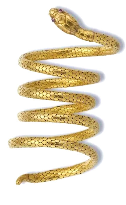 曾属于英国玛格丽特公主的蛇形黄金手镯，半现代的设计，眼睛部分是红宝，具体来源不明应该是玛格丽特自己私下购入的。造型见仁见智不过玛格丽特自己还挺喜欢，随便一搜都能看到不少她戴着的照片。