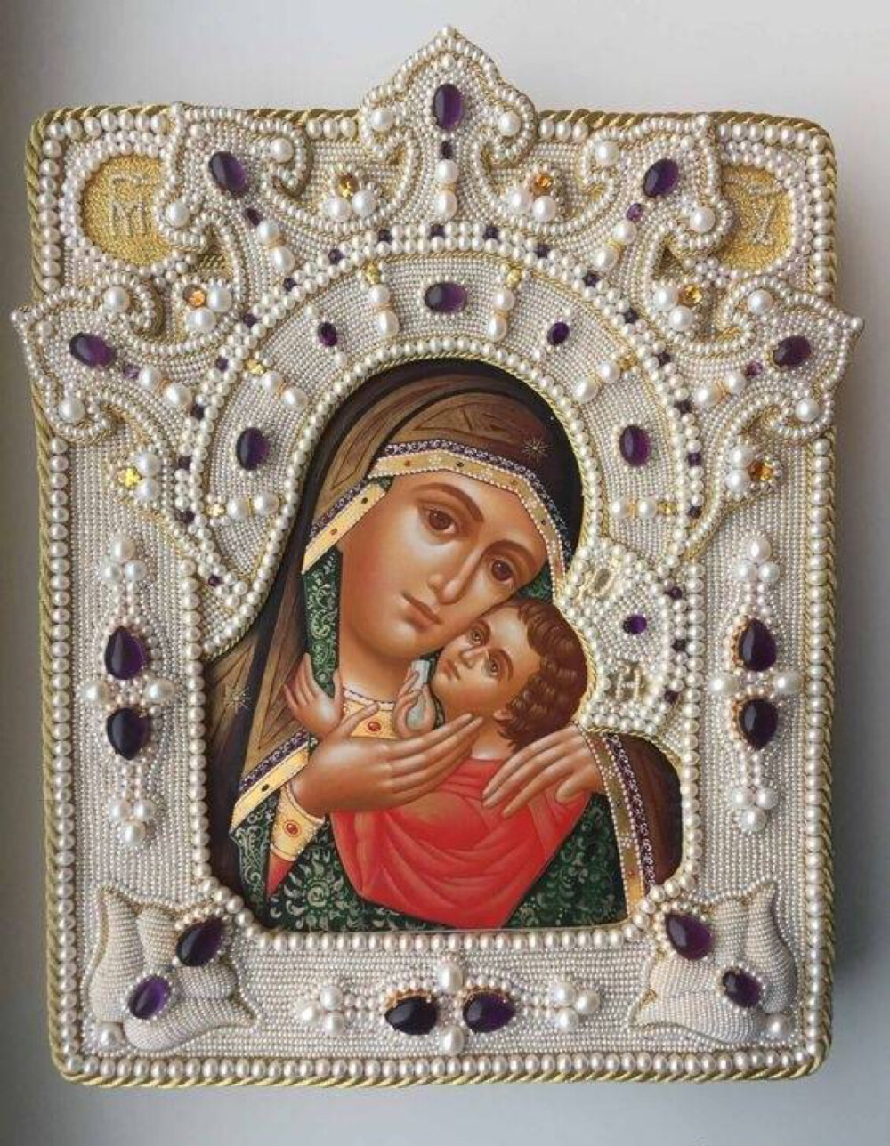 东正教圣像珠宝刺绣艺术
a beautiful pearl, gemstone, and goldwork embroidered icon frame ​​​