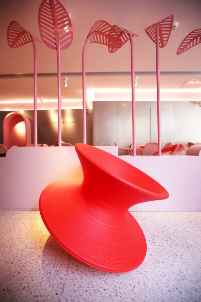 喜茶粉色主题店 | Spun Chair旋转陀螺椅，来自英国设计鬼才Thomas Heatherwick