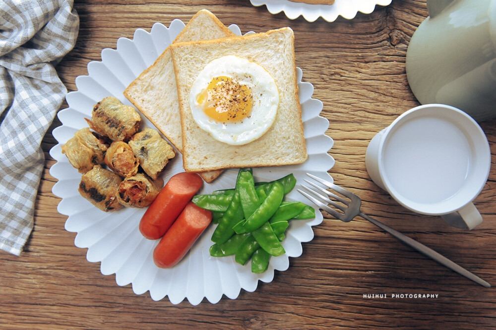 早安，今日早餐：脆皮紫菜卷+烤香肠+清炒荷兰豆+煎蛋+全麦吐司+花生浆。
脆皮紫菜卷做法写在新书里啦~~