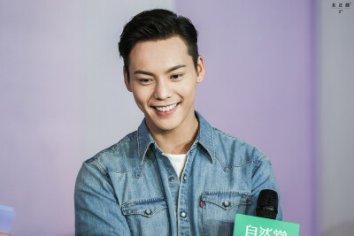 【William Chan】171108 陈伟霆喊你上课啦 CHANDO自然堂护肤代言人 二代休眠霜 4029 x 2686 px (图源: 微博@北正路2號 weibo.com/6367740269/Fv1J8BGUn)