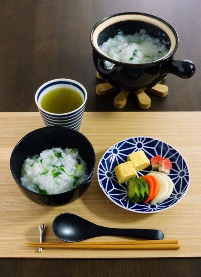 和食主要特點是註重季節感，並盡量保持材料本身的原味，註重“色、香、味、器”四者的和諧統一。因為靠近大海所以副食多為新鮮魚蝦等海產，常配以日本酒。開動了！ ​​​