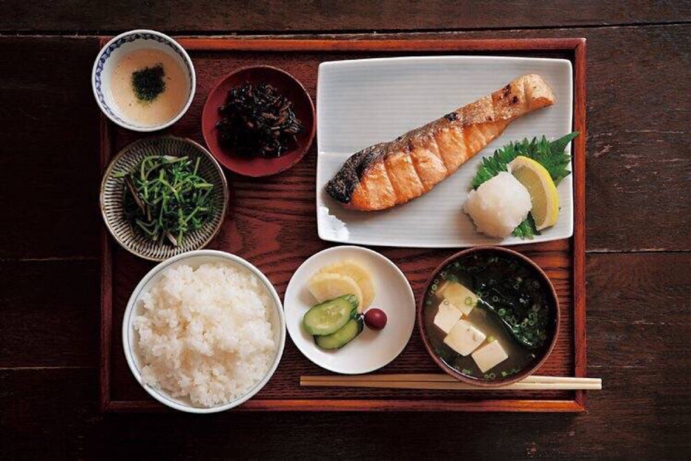 和食主要特點是註重季節感，並盡量保持材料本身的原味，註重“色、香、味、器”四者的和諧統一。因為靠近大海所以副食多為新鮮魚蝦等海產，常配以日本酒。開動了！ ​​​