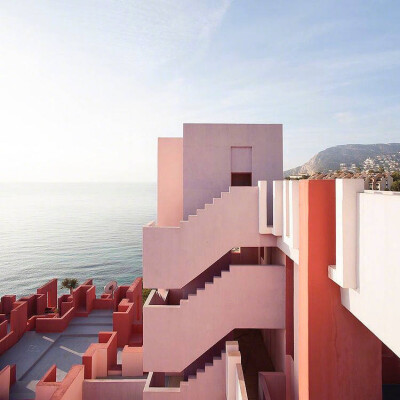 #旅行#位于西班牙卡尔佩小镇的‘纪念碑谷’式的建筑La Muralla Roja 粉红色的建筑，由建筑师Ricardo Bofill设计。 ​​​