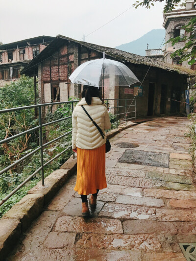 最美不是下雨天 而是和你一起躲过的屋檐